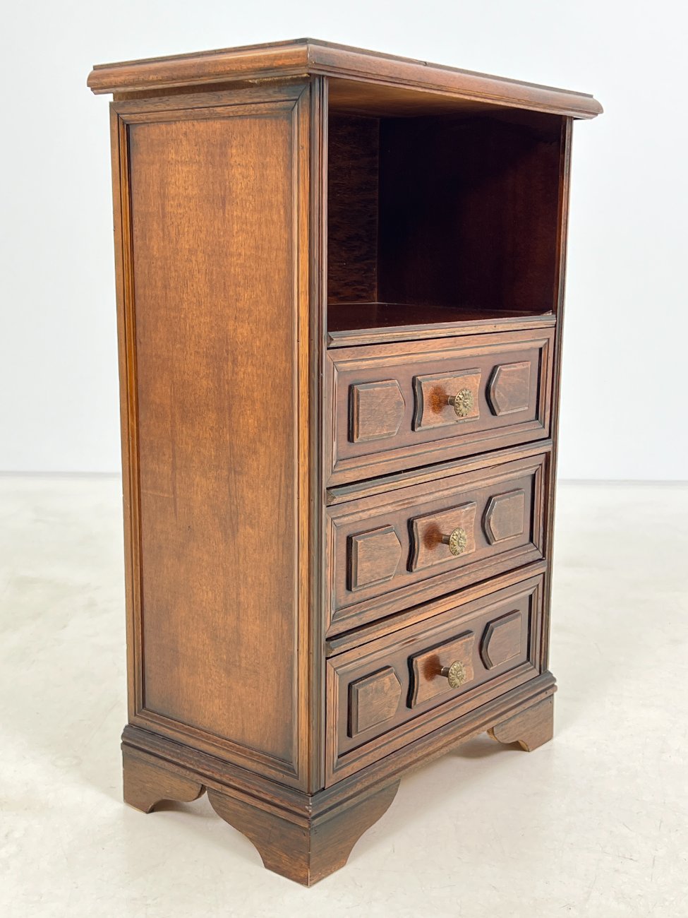 DP0067-spinteles-3 Raudonmedžio spintelė 29x51x78 cm