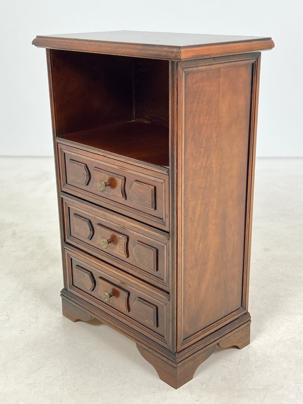 DP0067-spinteles-4 Raudonmedžio spintelė 29x51x78 cm