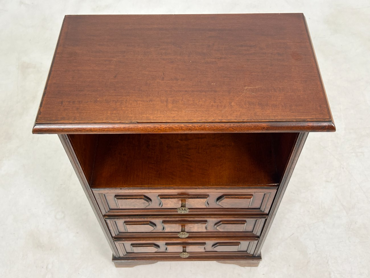 DP0067-spinteles-5 Raudonmedžio spintelė 29x51x78 cm