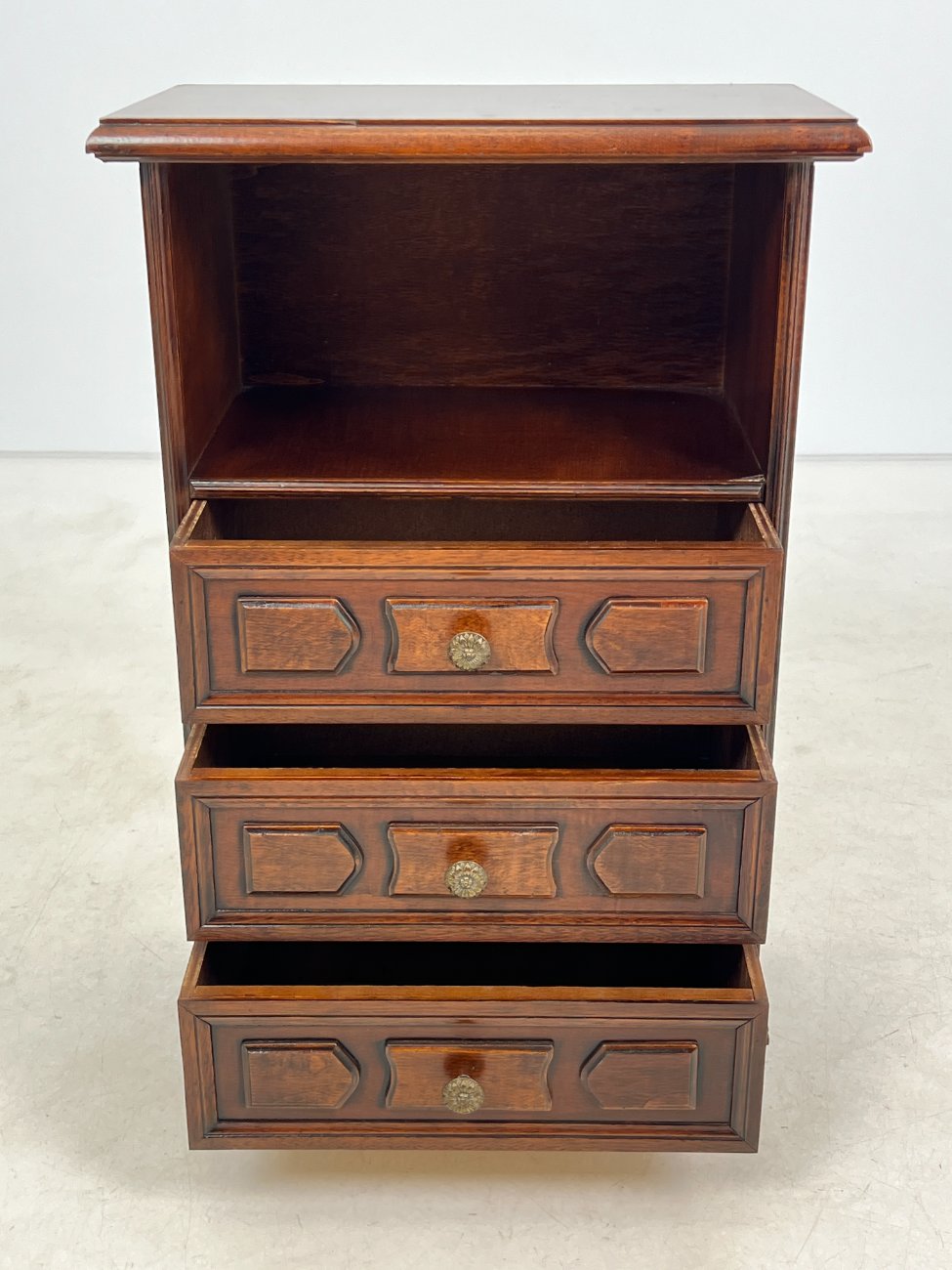 DP0067-spinteles-6 Raudonmedžio spintelė 29x51x78 cm