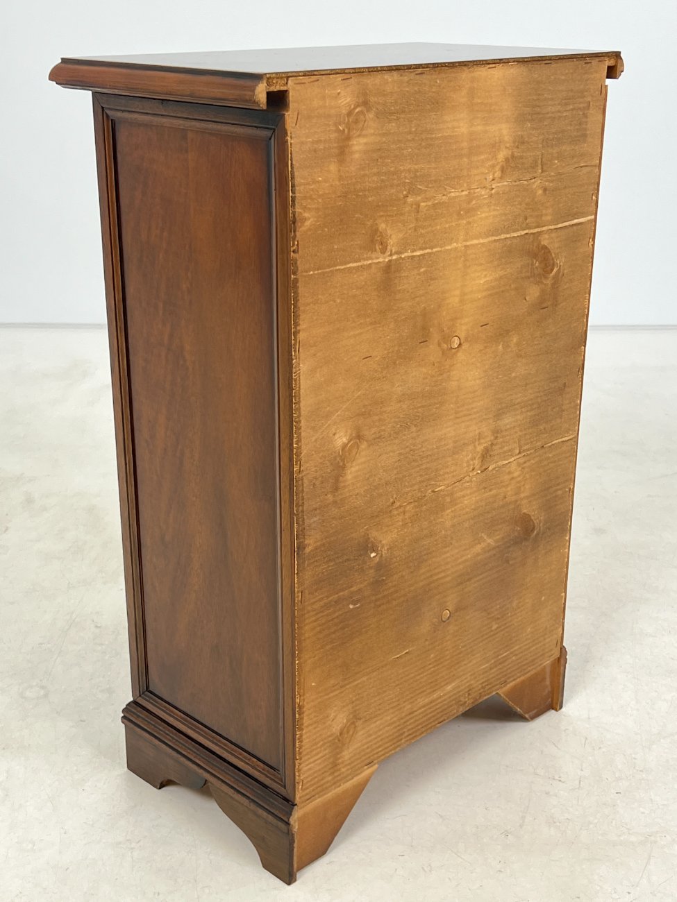 DP0067-spinteles-9 Raudonmedžio spintelė 29x51x78 cm