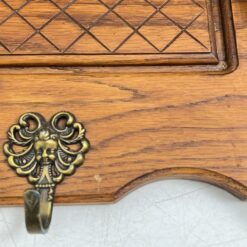 Ąžuolinė sieninė kabykla su šešiais žalvariniais kabliukais 18x105x29 cm