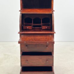 Raudonmedžio sekreteras 52x52x125 cm