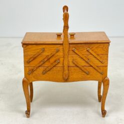 Ąžuolinė siuvinėjimo reikmenų spintelė 28,5x57x69 cm