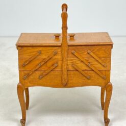 Ąžuolinė siuvinėjimo reikmenų spintelė 28,5x57x69 cm