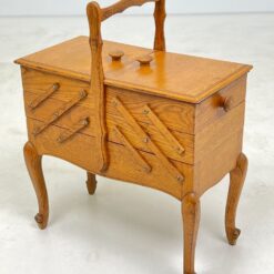 Ąžuolinė siuvinėjimo reikmenų spintelė 28,5x57x69 cm