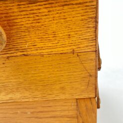 Ąžuolinė siuvinėjimo reikmenų spintelė 28,5x57x69 cm