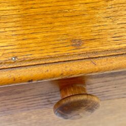 Ąžuolinė siuvinėjimo reikmenų spintelė 28,5x57x69 cm