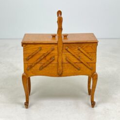 Ąžuolinė siuvinėjimo reikmenų spintelė 28,5x57x69 cm