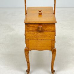 Ąžuolinė siuvinėjimo reikmenų spintelė 28,5x57x69 cm