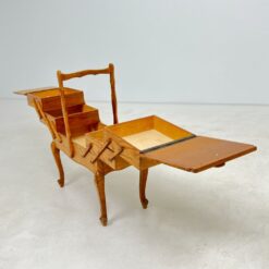 Ąžuolinė siuvinėjimo reikmenų spintelė 28,5x57x69 cm