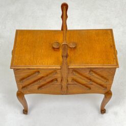 Ąžuolinė siuvinėjimo reikmenų spintelė 28,5x57x69 cm