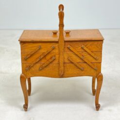 Ąžuolinė siuvinėjimo reikmenų spintelė 28,5x57x69 cm