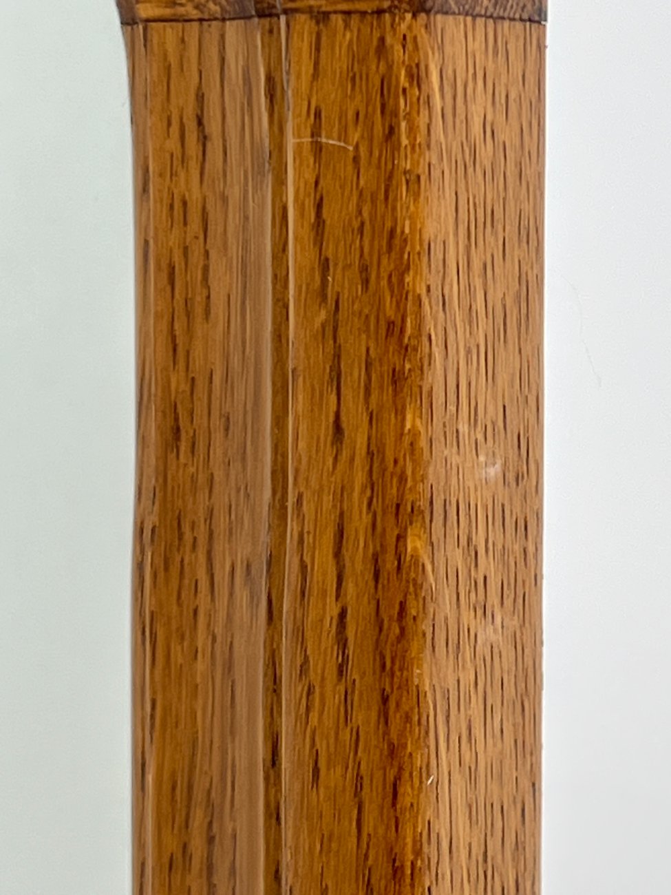 DP0087-veidrodziai-12 Pakabinamas veidrodis ąžuoliniame drožinėtame rėme 3x48x85 cm