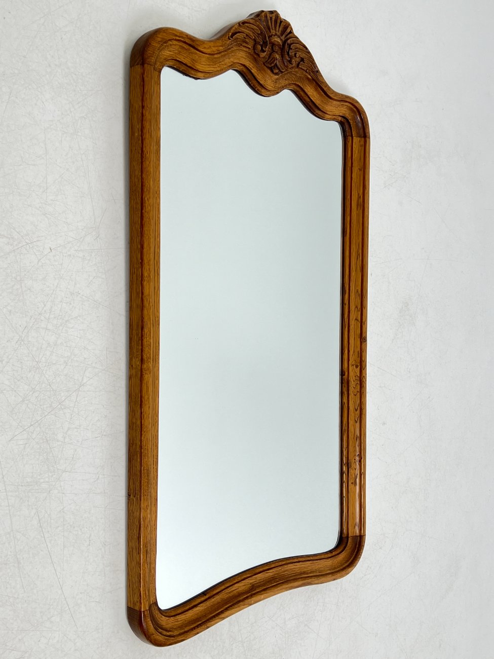 DP0087-veidrodziai-3 Pakabinamas veidrodis ąžuoliniame drožinėtame rėme 3x48x85 cm