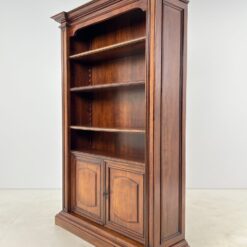 Klasikinio stiliaus riešutmedžio knygų lentyna 44,5x142x210 cm