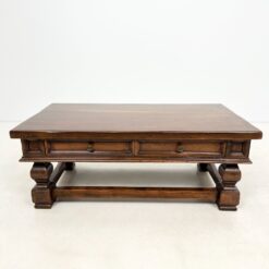 Sendintas riešutmedžio staliukas su dviejais stalčiais 67x120x46 cm