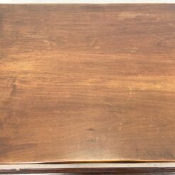 Sendintas riešutmedžio staliukas su dviejais stalčiais 67x120x46 cm