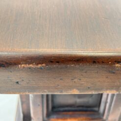 Sendintas riešutmedžio staliukas su dviejais stalčiais 67x120x46 cm