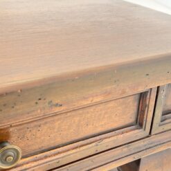 Sendintas riešutmedžio staliukas su dviejais stalčiais 67x120x46 cm