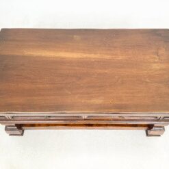 Sendintas riešutmedžio staliukas su dviejais stalčiais 67x120x46 cm