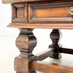 Sendintas riešutmedžio staliukas su dviejais stalčiais 67x120x46 cm