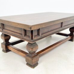 Sendintas riešutmedžio staliukas su dviejais stalčiais 67x120x46 cm