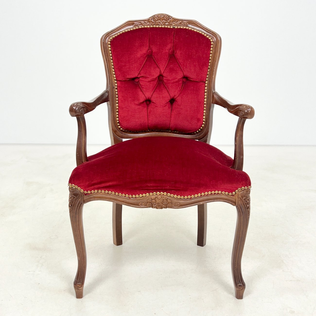 DP0122-valgomojo-kreslai-0 Raudonmedžio krėslas su raudonu gobelenu 53x59x90 cm, 47 cm