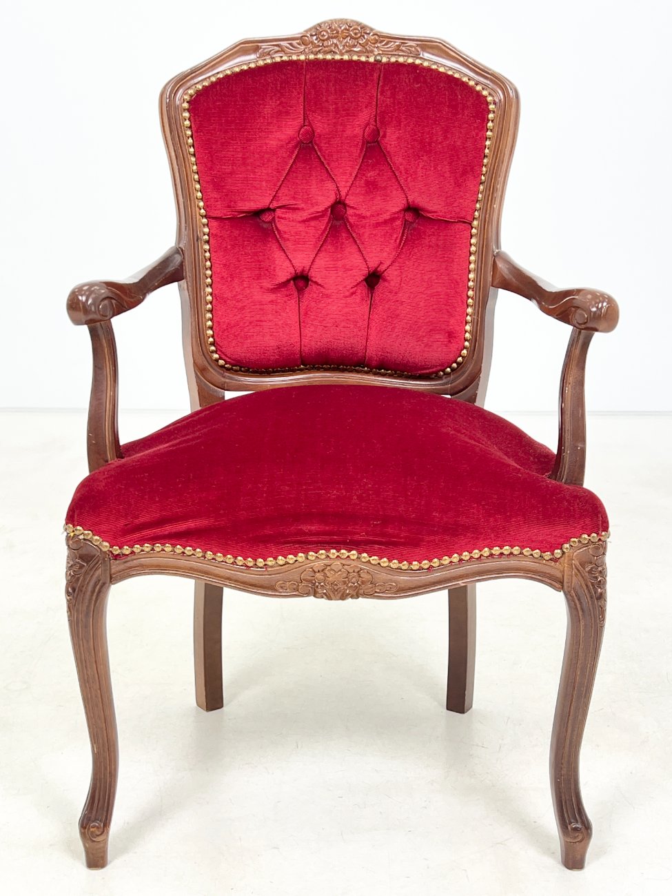 DP0122-valgomojo-kreslai-1 Raudonmedžio krėslas su raudonu gobelenu 53x59x90 cm, 47 cm