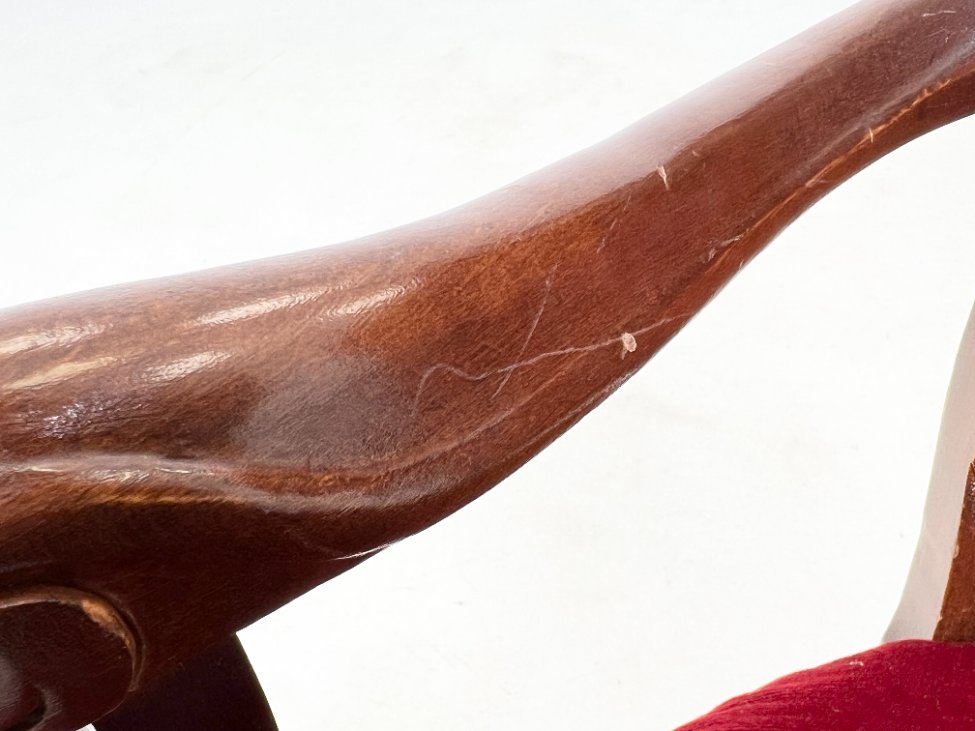 DP0122-valgomojo-kreslai-13 Raudonmedžio krėslas su raudonu gobelenu 53x59x90 cm, 47 cm