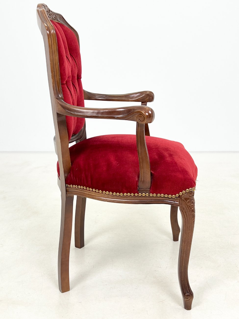 DP0122-valgomojo-kreslai-3 Raudonmedžio krėslas su raudonu gobelenu 53x59x90 cm, 47 cm