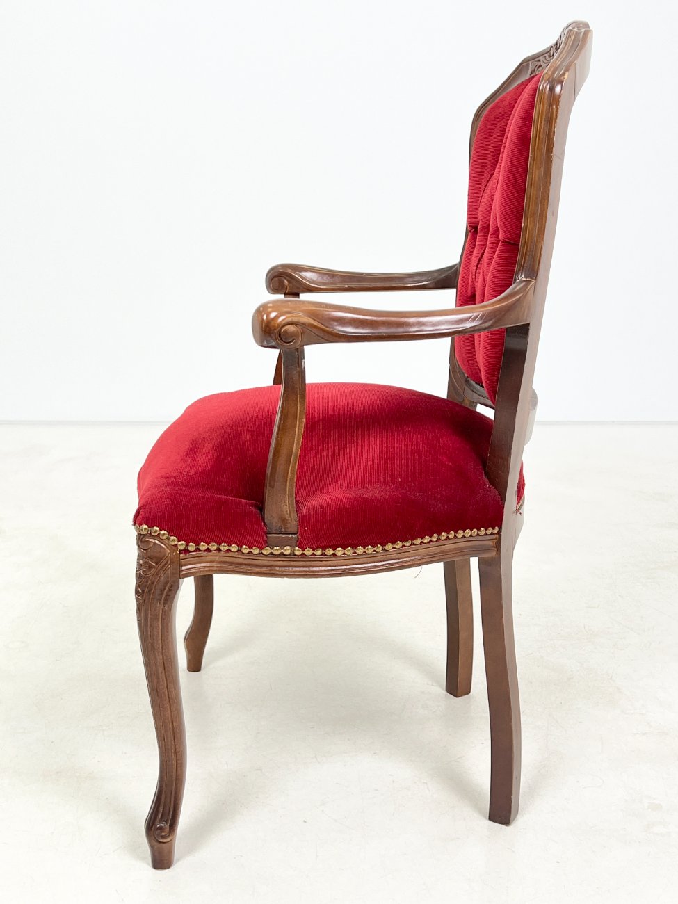 DP0122-valgomojo-kreslai-4 Raudonmedžio krėslas su raudonu gobelenu 53x59x90 cm, 47 cm