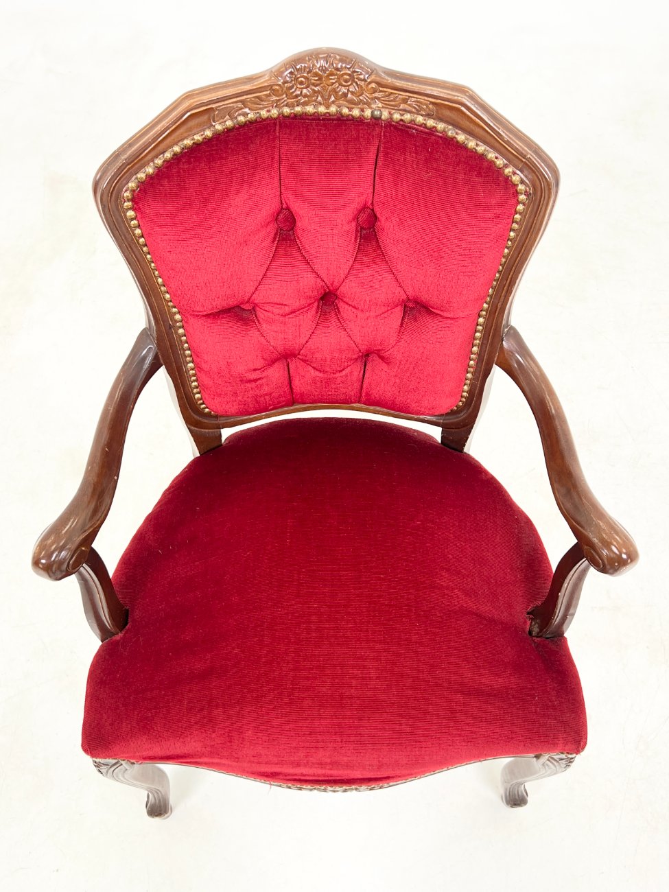 DP0122-valgomojo-kreslai-5 Raudonmedžio krėslas su raudonu gobelenu 53x59x90 cm, 47 cm