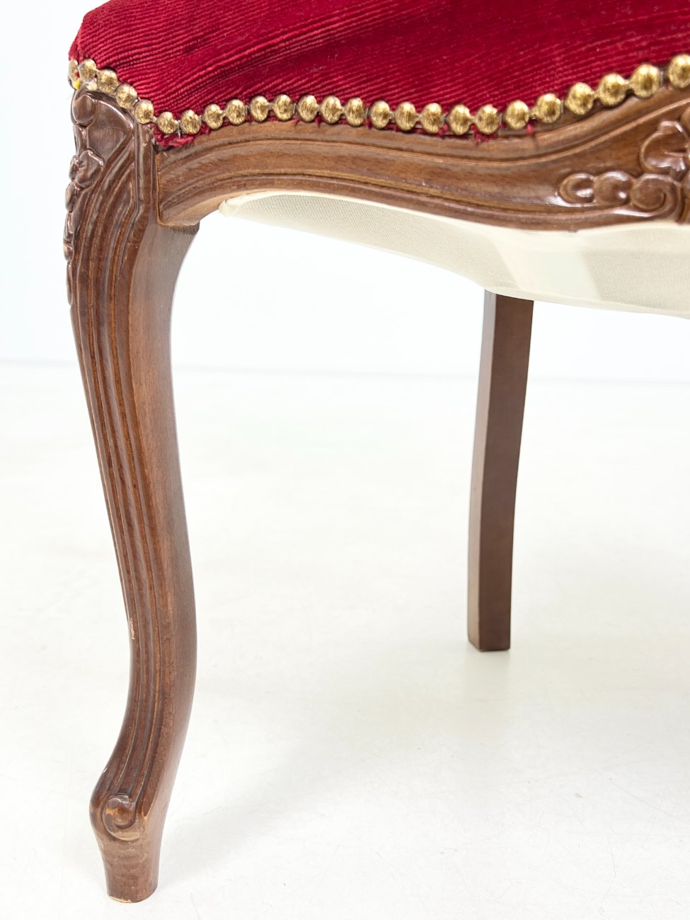 DP0122-valgomojo-kreslai-7 Raudonmedžio krėslas su raudonu gobelenu 53x59x90 cm, 47 cm