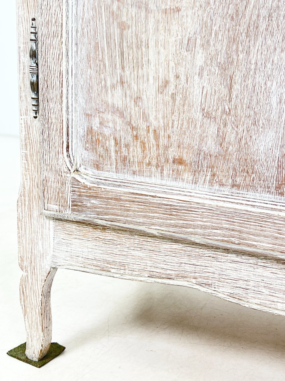 DP0127-bufetai-7 Provanso stiliaus balintas ąžuolinis bufetas 38x105x169 cm