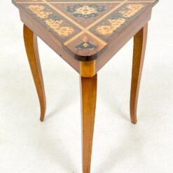 Trikampio formos muzikinis staliukas su inkrustacijomis 34,5x39x43 cm