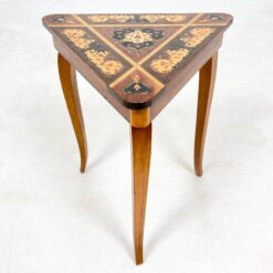 Trikampio formos muzikinis staliukas su inkrustacijomis 34,5x39x43 cm