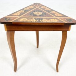 Trikampio formos muzikinis staliukas su inkrustacijomis 34,5x39x43 cm