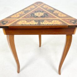 Trikampio formos muzikinis staliukas su inkrustacijomis 34,5x39x43 cm