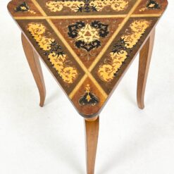 Trikampio formos muzikinis staliukas su inkrustacijomis 34,5x39x43 cm