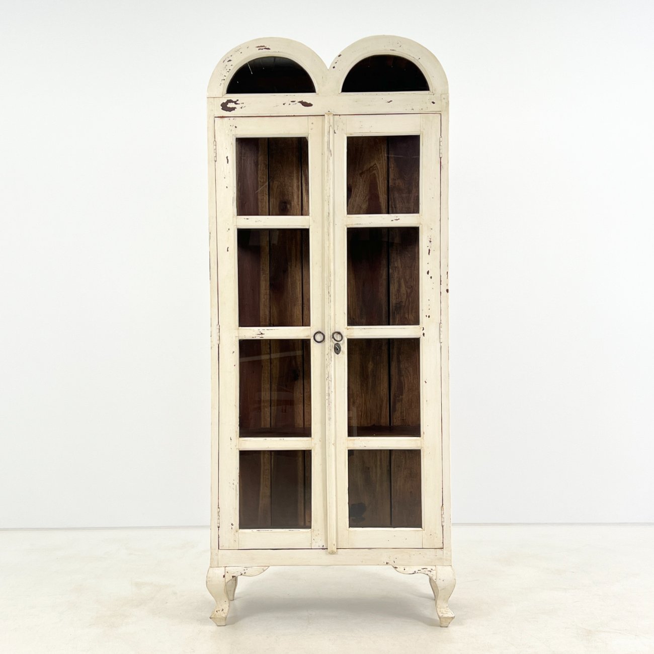 DP0137-vitrinos-0 Medinė baltos spalvos vitrina dvigubo išgaubimo stogu 38×82,5×195 cm