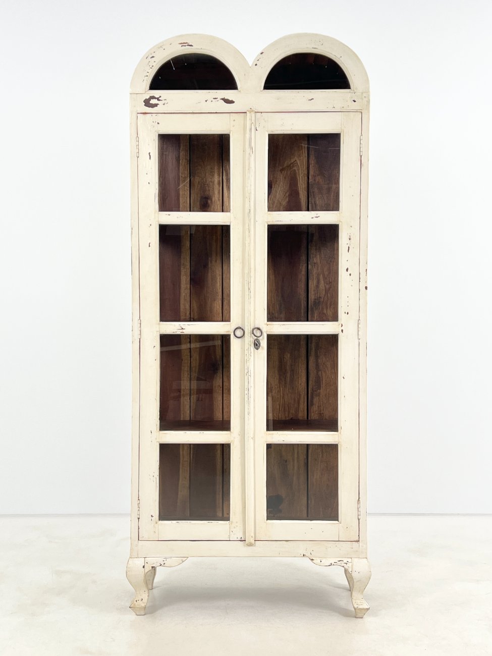 DP0137-vitrinos-1 Medinė baltos spalvos vitrina dvigubo išgaubimo stogu 38×82,5×195 cm