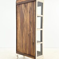 Medinė baltos spalvos vitrina dvigubo išgaubimo stogu 38×82,5×195 cm