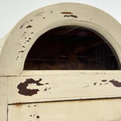 Medinė baltos spalvos vitrina dvigubo išgaubimo stogu 38×82,5×195 cm