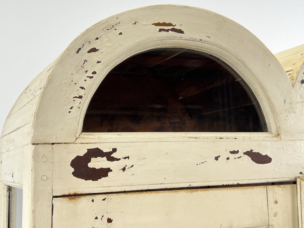 DP0137-vitrinos-11 Medinė baltos spalvos vitrina dvigubo išgaubimo stogu 38×82,5×195 cm