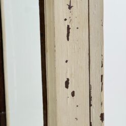 Medinė baltos spalvos vitrina dvigubo išgaubimo stogu 38×82,5×195 cm