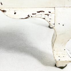 Medinė baltos spalvos vitrina dvigubo išgaubimo stogu 38×82,5×195 cm