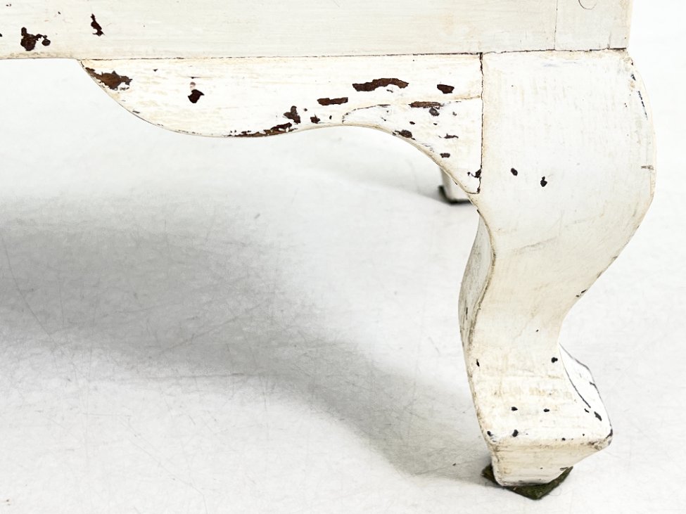 DP0137-vitrinos-13 Medinė baltos spalvos vitrina dvigubo išgaubimo stogu 38×82,5×195 cm