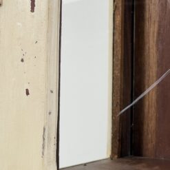 Medinė baltos spalvos vitrina dvigubo išgaubimo stogu 38×82,5×195 cm