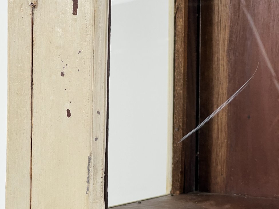 DP0137-vitrinos-14 Medinė baltos spalvos vitrina dvigubo išgaubimo stogu 38×82,5×195 cm